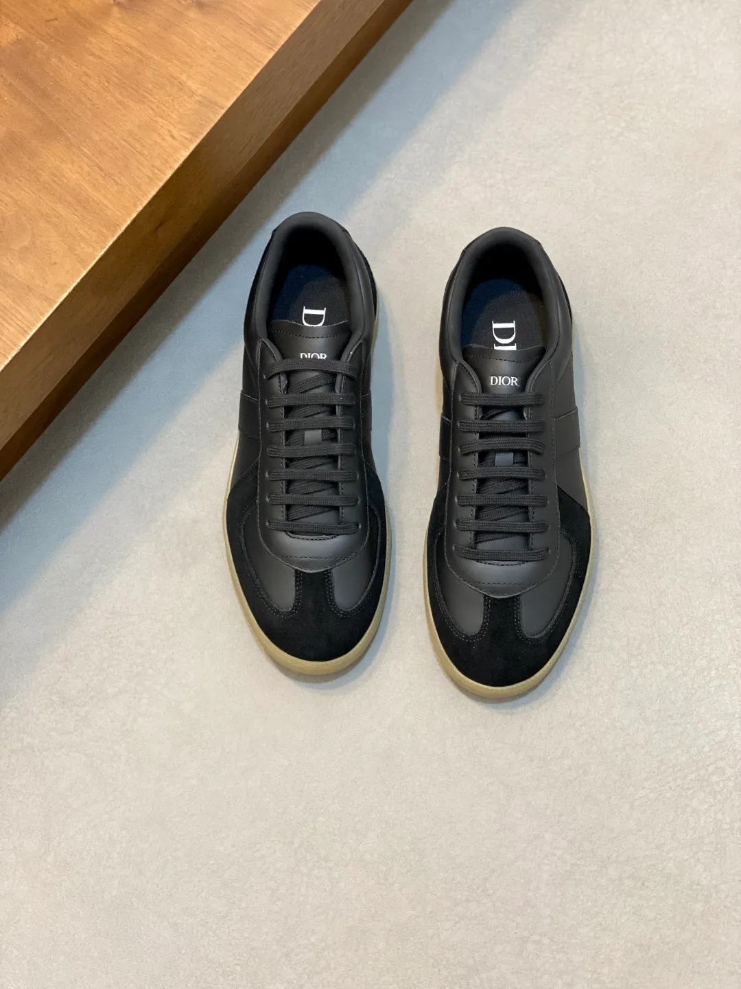 Factory price: 400💰Dior series casual sports shoes, skateboard shoes, original purchase, development and production. This sports shoe is a new product for the fall of 2023. It reinterprets the classic tennis shoes. The fashionable silhouette highlights the thick feeling. Crafted from navy and white jacquard with Oblique print and suede panels, it features a distinctive padded tongue embossed with the Dior signature, wide navy mohair laces and brass eyelets with a matte tonal finish. White rubber sole with Dior Oblique pattern, enhanced by a contrasting Dior 30 Avenue Montaigne signature on the rear. It can add fashionable temperament to casual looks. Exquisite packaging at the delivery counter 🛍📦 ▪️ Fabric: Original customized Oblique presbyopia + cowhide ▪️ Lining: Original customized sheepskin + breathable mesh ▪️ Sole: Original molded anti-slip rubber material ▪️ Bottom thickness: 4CM ▪️ Size: Men's 38-45 (38, 45, 46 customized)